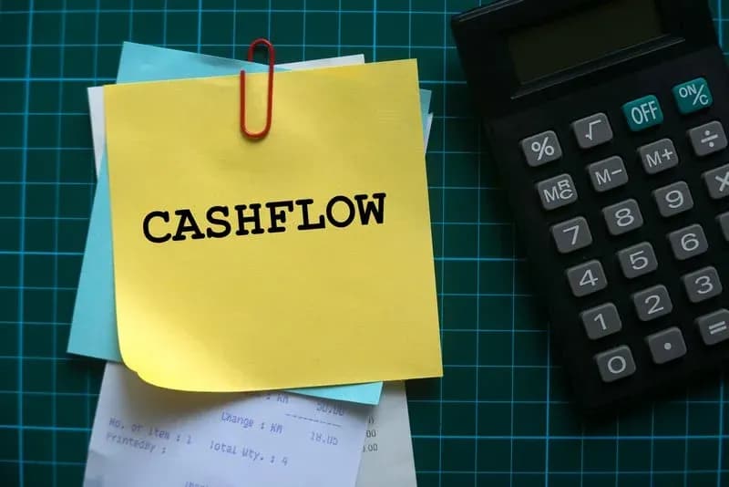 Cashflow sticky note with receipts and calculator — Catch-Up and Clean-Up Bookkeeping from RDP Bookkeeping Solutions