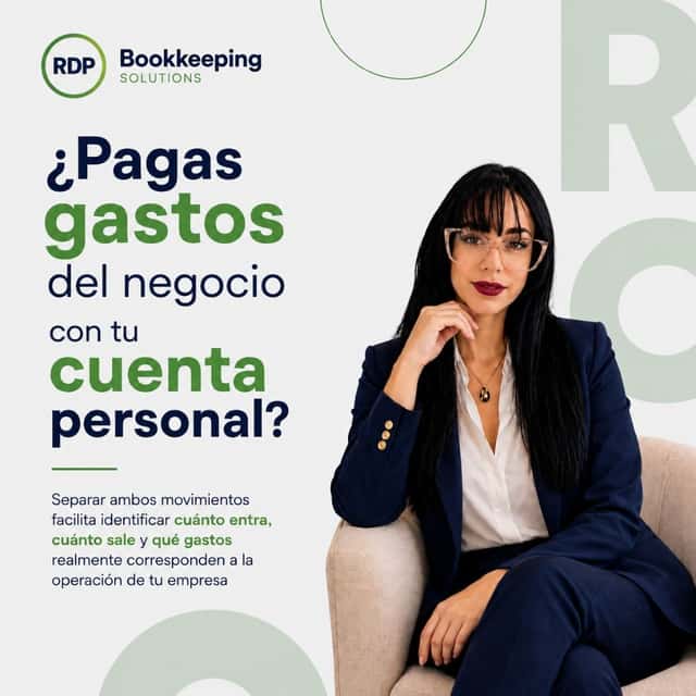 Promo graphic: Ruth Delgado seated in a navy blazer — “¿Pagas gastos del negocio con tu cuenta personal?”, on separating business and personal money